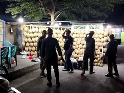 Pedagang Durian Pakai Bahu Jalan Picu Macet di Makassar, Satpol Turun Tangan