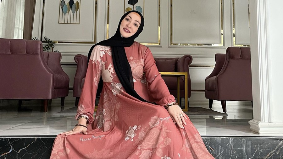 Selain Sibuk Jualan Kue, Angelina Sondakh Juga Sering Kulineran
