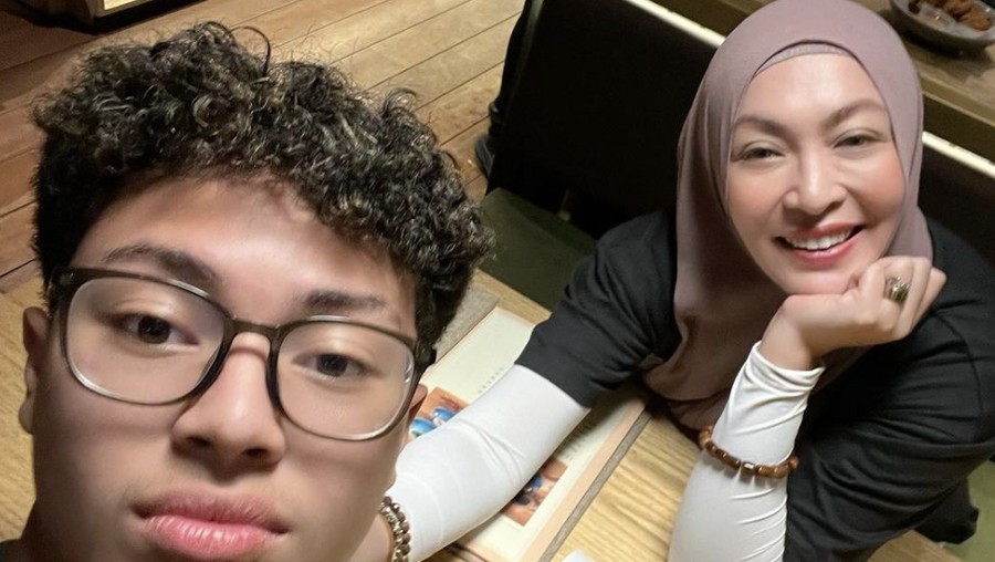 Selain Sibuk Jualan Kue, Angelina Sondakh Juga Sering Kulineran