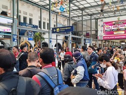 Pemudik Makin Ramai di Stasiun Pasar Senen Memasuki H-2 Lebaran
