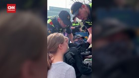 VIDEO: Greta Thunberg Ditahan 2 Kali saat Demo di Den Haag Belanda