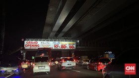Arus Lalu Lintas Jalan Tol Cikampek Tersendat Jelang Rest Area