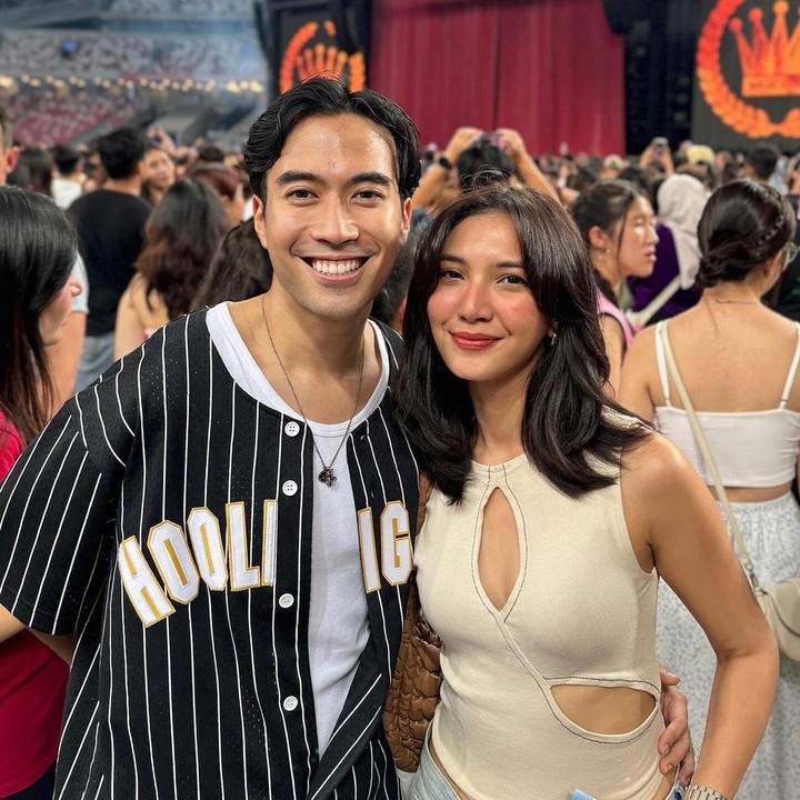 <p>Vidi Aldiano dan Sheila Dara termasuk pasangan artis yang tak ingin melewatkan konser Bruno Mars, nih, Bunda. Apalagi, Vidi mengaku bahwa Bruno Mars adalah salah satu penyanyi favoritnya. "Buat yang udah ngikutin gue dari awal, pasti udah tau kalau abang <em>@brunomars</em> menjadi salah satu penyanyi <em>favorite</em> gue yang mengubah & menginspirasi gue untuk enggak cuma jadi penyanyi, tapi juga seorang performer," tulisnya. (Foto: Instagram@vidialdiano)</p>