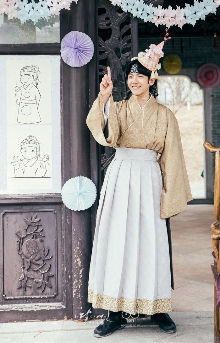 Wang Eun terlihat menggemaskan dengan baju hanbok sembari mengenakan topi ulang tahun yang diberikan oleh Hae Soo (diperankan IU) dalam drama tersebut./ Foto: SBS