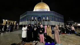 FOTO: Malam Lailatul Qadar Warga Palestina di Masjid Al-Aqsa