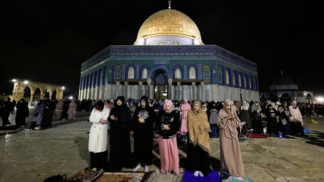 Jemaah Palestina berdatangan sejak Kamis (20/3), menerjang hujan lebat dan pembatasan yang dari Israel demi itikaf di Al Aqsa pada 10 hari terakhir Ramadan.