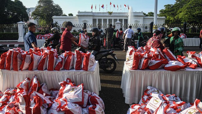 Presiden Jokowi menyiratkan sebuah komunikasi politik di kembali pernyataannya tentang Istana di Jakarta dan Bogor sangat aroma unsur kolonial.