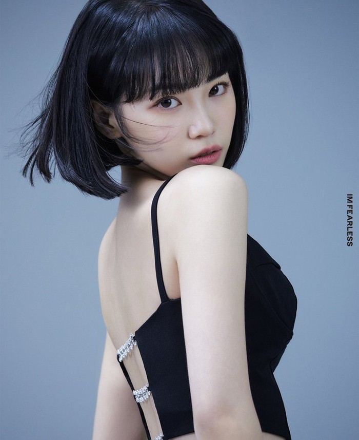 Chaewon menghebohkan penggemar dengan penampilan rambut pendek bob gelap berponi saat pertama kali debut dengan LE SSERAFIM. Tentu, ini menjadikannya tampak lebih atletis dan enerjik di LE SSERAFIM./Foto: Instagram.com/le_sserafim