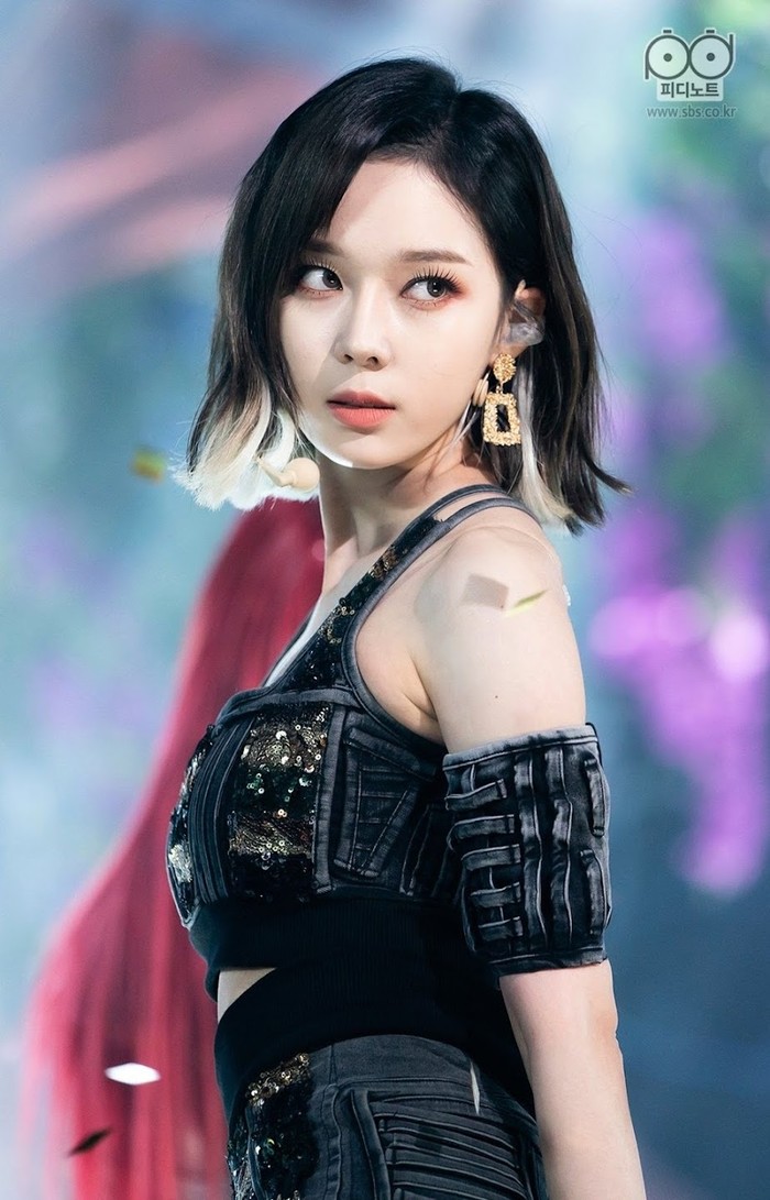Debut dengan blonde hair, Winter aespa mengejutkan penggemar dengan gaya rambut two tone short hair lewat comeback ‘Next Level’ tahun 2021 lalu. Kala itu, penampilannya menjadi pembicaraan hangat, membuat auranya lebih fresh./Foto: Koreaboo