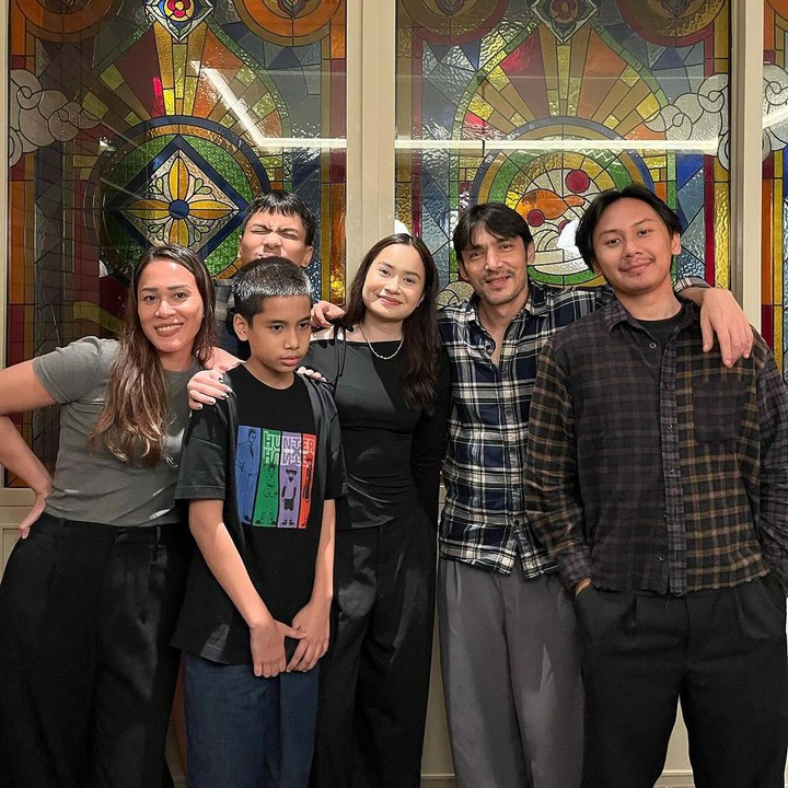 <p>Inong Ayu menikah dengan aktor ternama Abimana Aryasatya pada tahun 2001. Dari pernikahan ini, keduanya dikaruniai 4 orang anak bernama Satine Zaneta, Belva Ugraha, Arsanadi Sarka, dan Bima Bijak. (Foto: Instagram: @inong_ayu)</p>