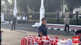 Jokowi Bagi-bagi Sembako ke 1.000 Ojol di Istana Jelang Lebaran