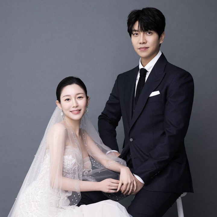 <p>Melalui laman Instagram, Lee Da In membagikan potret kala dirinya dan sang suami dibalut pakaian pernikahan. Da In terlihat cantik dengan gaun putih, sementara Seung Gi sangat gagah dengan tuxedo hitam. (Foto: Instagram: @xx__dain)</p>
