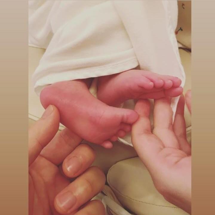 <p>Masih dalam merayakan hari ulang tahun pernikahannya yang pertama, Da In turut mengunggah foto sang anak pada Instagram Stories. Ia membagikan potret dua kaki mungil. (Foto: Instagram: @xx__dain)</p>