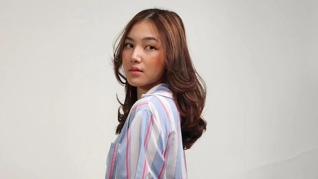 Profil Melitha Sidabutar, penyanyi lagu rohani pemenang piala AMI 2023 yang meninggal dunia pada Senin (8/4) saat berusia 23 tahun.