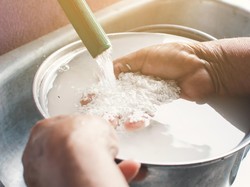 Viral Tips Air Cucian Beras untuk Cuci Muka, Dokter Wanti-wanti Hal Ini
