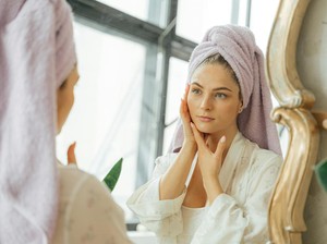 Habis Pakai Full Makeup Seharian, Lakukan 4 Cara Merawat Kulit Wajah agar Nggak Jerawatan