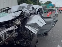 Penampakan Calya Ringsek Tabrak Bahu jalan di Tol Merak