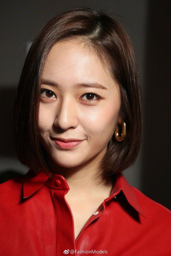 Pada tahun 2017 lalu, Krystal, idol sekaligus aktris ini memotong rambutnya menjadi pendek saat menuju Milan, Italia untuk menghadiri fashion show TOD’s. Parasnya yang cantik dengan baju merah dan anting yang stunning membuatnya elegan./Foto: Koreaboo