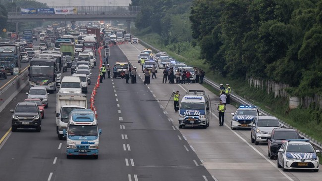 Kecelakaan beruntun di Tol Jagorawi diduga lantaran disebabkan seorang anak menyeberangi jalan tersebut, Selasa (21/5).