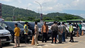 Pemudik di Pelabuhan Merak Protes Mobil Tak Kunjung Masuk Kapal