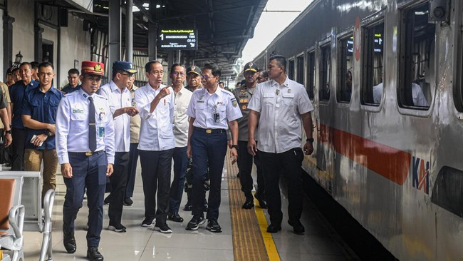 Jokowi memberi catatan khusus ke Menhub Budi Karya Sumadi terkait pelaksanaan mudik lebaran 2024. Catatan salah satunya berkaitan dengan macet di Merak.