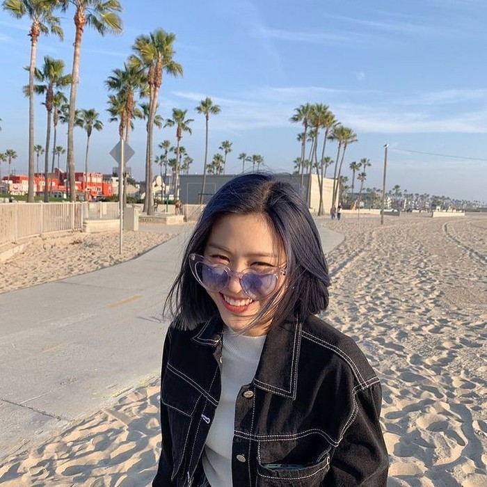 Ryujin ITZY tampil mempesona dengan rambut pendek bergaya ash blue. Penampilannya ini, membuat dirinya terlihat karismatik, bahkan gaya rambutnya ini sempat menjadi trending di kalangan penggemar/Foto: Instagram.com/itzy.all.in.us