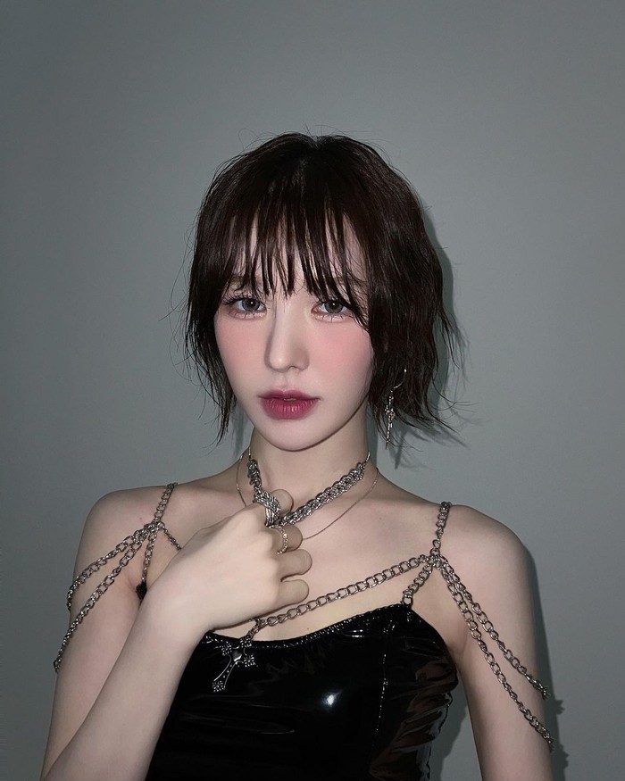 Selama berkarier dengan Red Velvet, Wendy merupakan satu-satunya member yang jarang memanjangkan rambutnya. Ia selalu tampil dengan rambut pendek yang membuatnya selalu menawan dengan berbagai gaya rambut pendek./Foto: Instagram.com/todayis_wendy