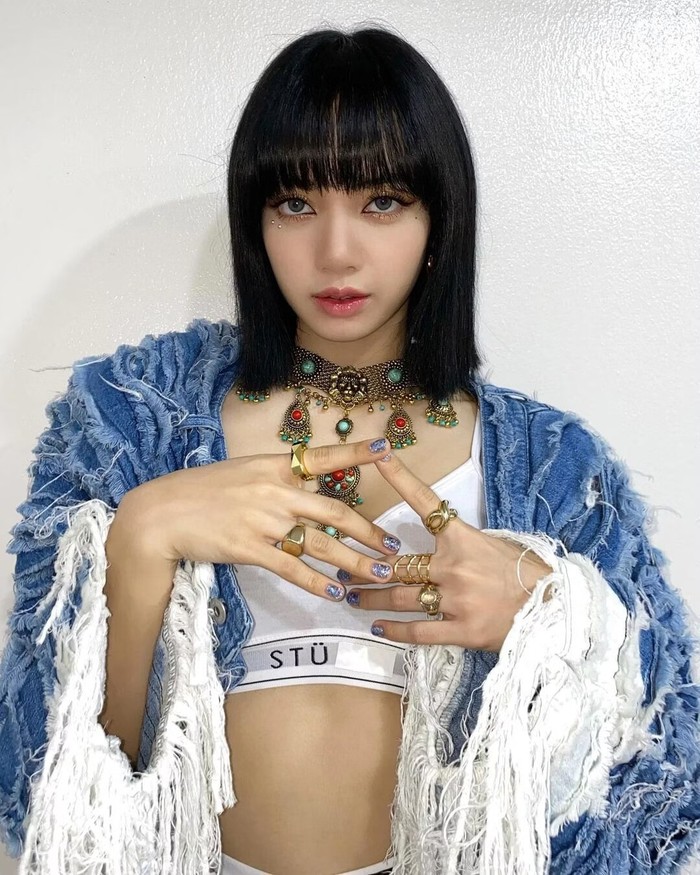 Siapa sangka, Lisa BLACKPINK sangat cocok dengan rambut hitam bob rata ala cleopatra yang semakin membuat kecantikannya ‘effortless’. Bentuk wajah oval dan wajahnya yang manis membuat dirinya sangat fresh dan begitu swag!/Foto: Instagram.com/lalalalisa_m