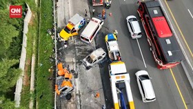 VIDEO:Momen Mobil Hangus Terbakar Pasca Kecelakaan di KM 58 Tol Japek