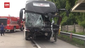 VIDEO: 9 Penumpang Minibus Tewas Saat Kecelakaan di Tol Cikampek