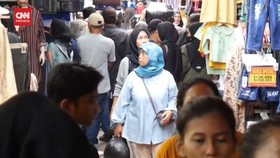 VIDEO: Pasar Tanah Abang Dipadati Pembeli, Penjual Sebut Omzet Turun