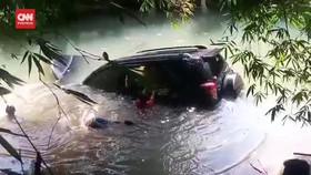 VIDEO: Lewat Jalan Alternatif, Mobil Ini Malah Tercebur Sungai