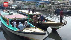 VIDEO: Hindari Macet, Warga Cilincing Mudik Naik Perahu ke Bekasi
