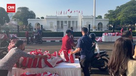 VIDEO: Presiden Jokowi Bagi-bagi Sembako ke 1.000 Driver Ojol