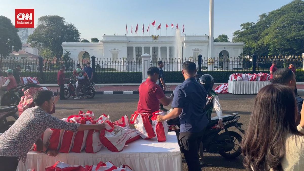 VIDEO: Presiden Jokowi Bagi-bagi Sembako ke 1.000 Driver Ojol