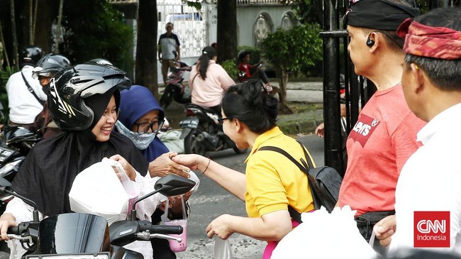 FOTO: Umat Hindu Pura Amerta Jati Menjaga Harmoni Lewat Berbagi Takjil