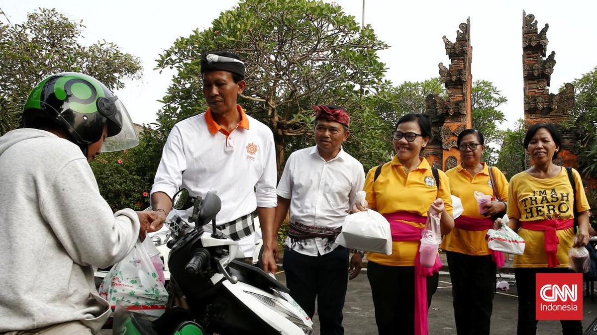 FOTO: Umat Hindu Pura Amerta Jati Menjaga Harmoni Lewat Berbagi Takjil