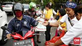FOTO: Umat Hindu Pura Amerta Jati Menjaga Harmoni Lewat Berbagi Takjil
