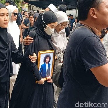 Isak Tangis Keluarga & Sahabat Antarkan Babe Cabita ke Peristirahatan Terakhir