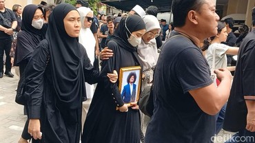 img-title Isak Tangis Keluarga & Sahabat Antarkan Babe Cabita ke Peristirahatan Terakhir