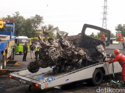 Sopir Gran Max Lakalantas Maut di Tol Japek Ilegal-Bekerja Melebihi Waktu
