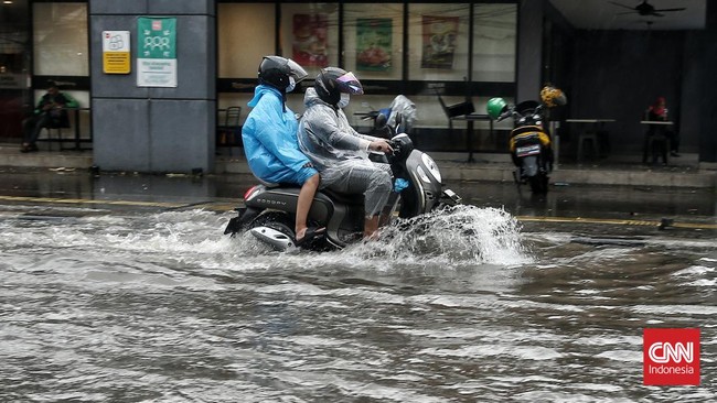 FOTO: Hujan Deras di Jaksel, Pengendara di Haji Nawi Dihadang Genangan