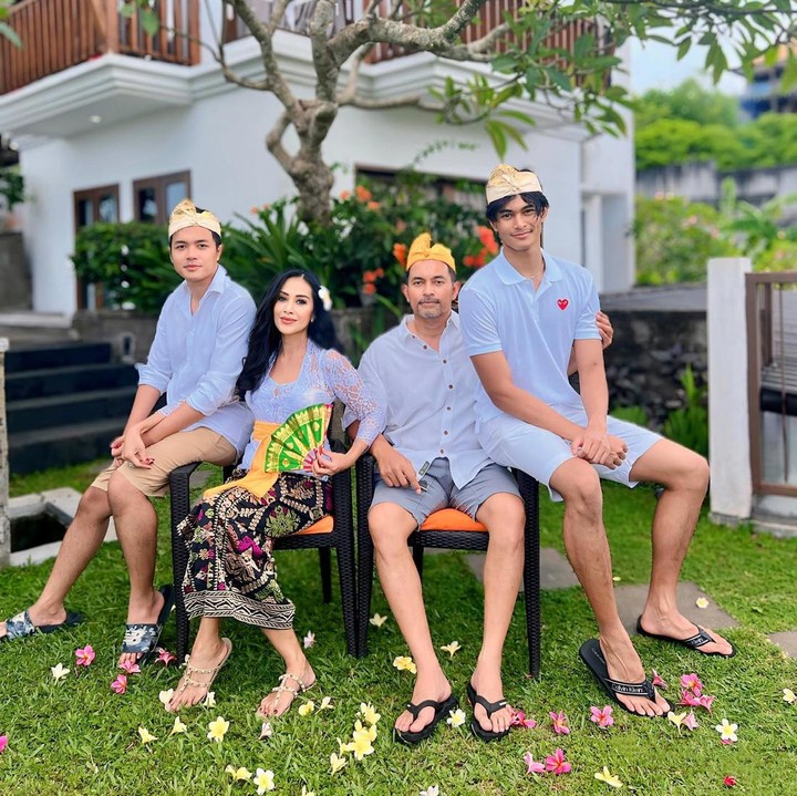 <p>Saat ini, Diah dan Anton bahagia menjalani rumah tangga mereka. Keduanya juga sudah dikaruniai dua anak lelaki yang tampan. Putra sulungnya, Marcello Renara Djatmiko sudah dewasa. Ia juga sudah bekerja, Bunda. Sementara itu si bungsu, Marciano Nicholas Reynard tumbuh menjadi remaja 17. Postur tubuhnya yang tinggi membuat Marciano dengan mudah menggeluti bidang olahraga basket. (Foto: Instagram @dps_diahpermatasari)</p>