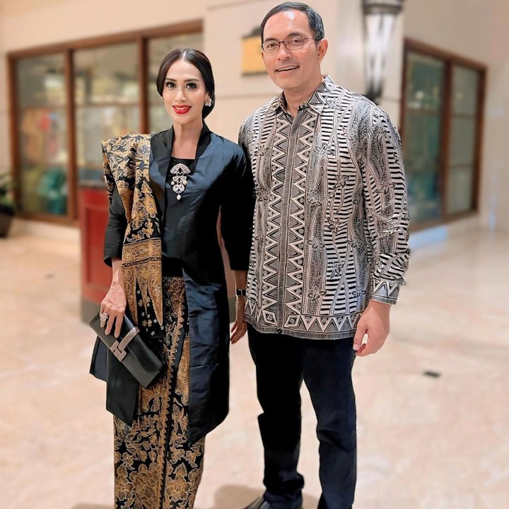 <p>Pada potret berikutnya, Diah memperlihatkan penampilan mereka saat ini. Keduanya terlihat sudah bertambah usia namun masih tetap terlihat harmonis. "Alhamdulillah, 27 tahun berlalu," tulis Diah dalam unggahannya. (Foto: Instagram @dps_diahpermatasari)</p>