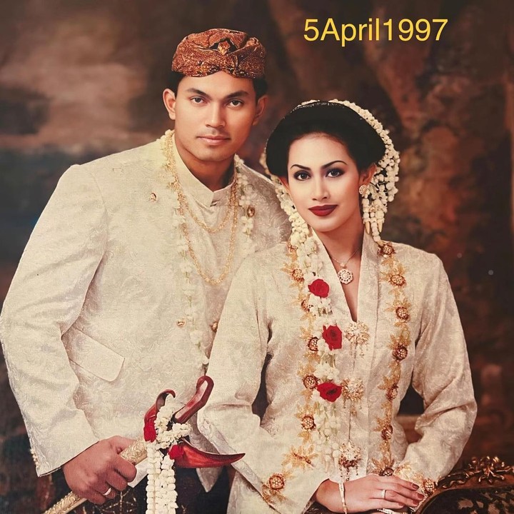 <p>Lewat media sosial, Diah Permatasari mengunggah sejumlah potret lawas. Ia memperlihatkan momen ketika ia menikah dengan Anton pada 5 April 1997 silam. (Foto: Instagram @dps_diahpermatasari)</p>