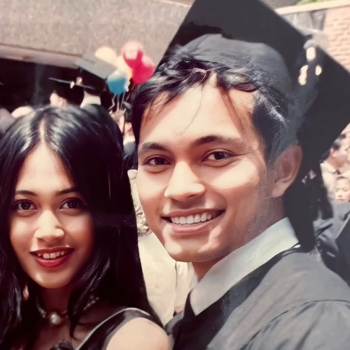 <p>Salah satu potret Diah juga memperlihatkan dirinya saat mendampingi Anton Wahyu Jatmiko pada hari wisuda. Keduanya terlihat memamerkan raut wajah bahagia. (Foto: Instagram @dps_diahpermatasari)</p>