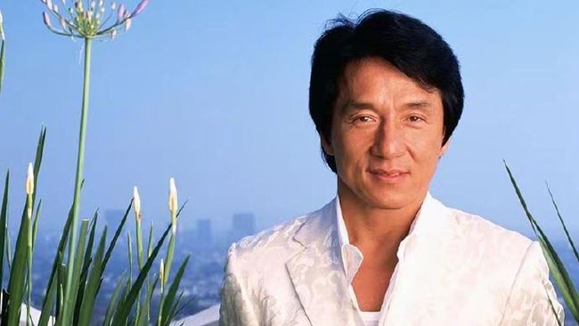 Jackie Chan minta fan tak khawatir dengan kesehatannya setelah viral foto dirinya penuh ubah dan tampak begitu tua di media sosial.