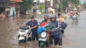 Banyak Motor Mogok Gara-gara Nekat Terobos Banjir Pantura di Pasuruan