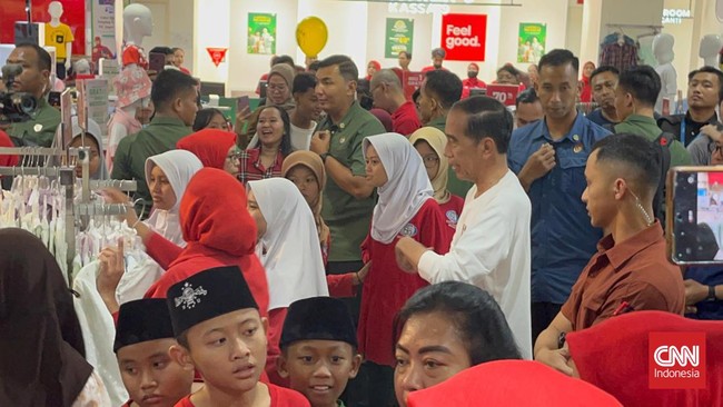 Presiden Jokowi Tebar Kebahagiaan dengan Hadiahkan Baju Lebaran untuk Anak Yatim di Atrium Senen