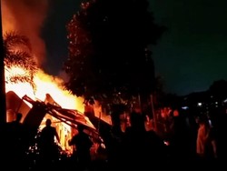 H-1 Lebaran 6 Rumah di Palembang Kebakaran, 1 Orang Tewas di Toilet